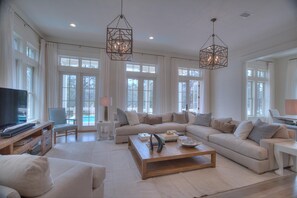 Huis, 5 slaapkamers | Woonkamer | Een 36-inch televisie met kabelzenders en een dvd-speler