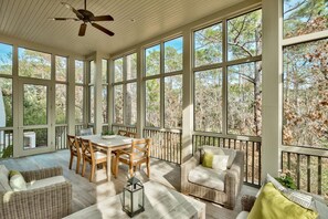 House, 4 Bedrooms | Balcony