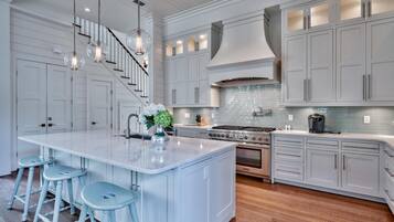 House, 4 Bedrooms | Private kitchen | Fridge, oven, freezer