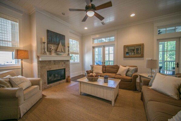 House, 5 Bedrooms | Living room | Flat-screen TV, fireplace