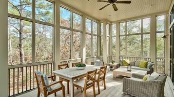 House, 4 Bedrooms | Balcony