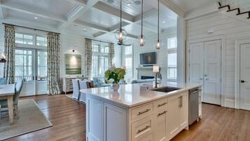 House, 4 Bedrooms | Private kitchen | Fridge, oven, freezer