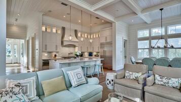 House, 4 Bedrooms | Living room