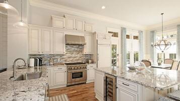 House, 4 Bedrooms | Private kitchen