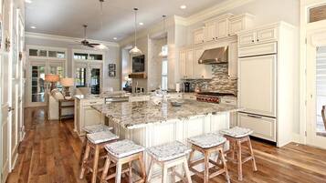 House, 4 Bedrooms | Private kitchen