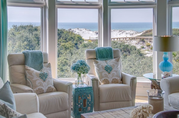 Appart'hôtel, 3 chambres | Coin séjour | Télévision de 36 pouces avec chaînes numériques