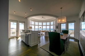 Appart'hôtel, 3 chambres | Salle de séjour | Télévision de 36 pouces avec chaînes numériques