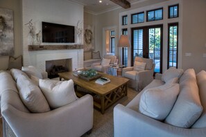 Ferienhaus, 6 Schlafzimmer | Wohnzimmer | 36-Zoll-Flachbildfernseher mit Kabelempfang, Fernseher, Kamin