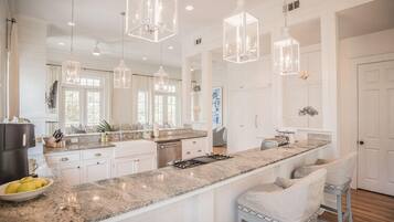 House, 6 Bedrooms | Private kitchen | Fridge, dishwasher