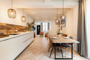Deluxe appartement | Woonruimte | Een 50-inch smart-tv met digitale zenders, televisie en Netflix