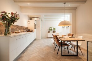 Apartment B | Cuisine privée | Réfrigérateur grande capacité avec congélateur, four à micro-ondes