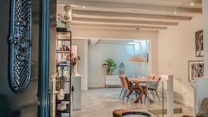 Un salon moderne comprenant un canapé, une table basse et un coin repas avec une table et des chaises.