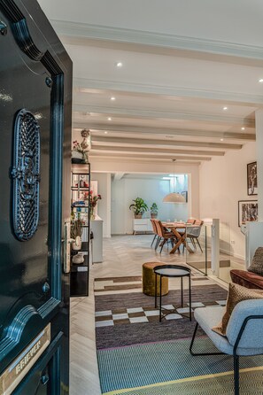 Een 50-inch smart-tv met digitale zenders, televisie en Netflix