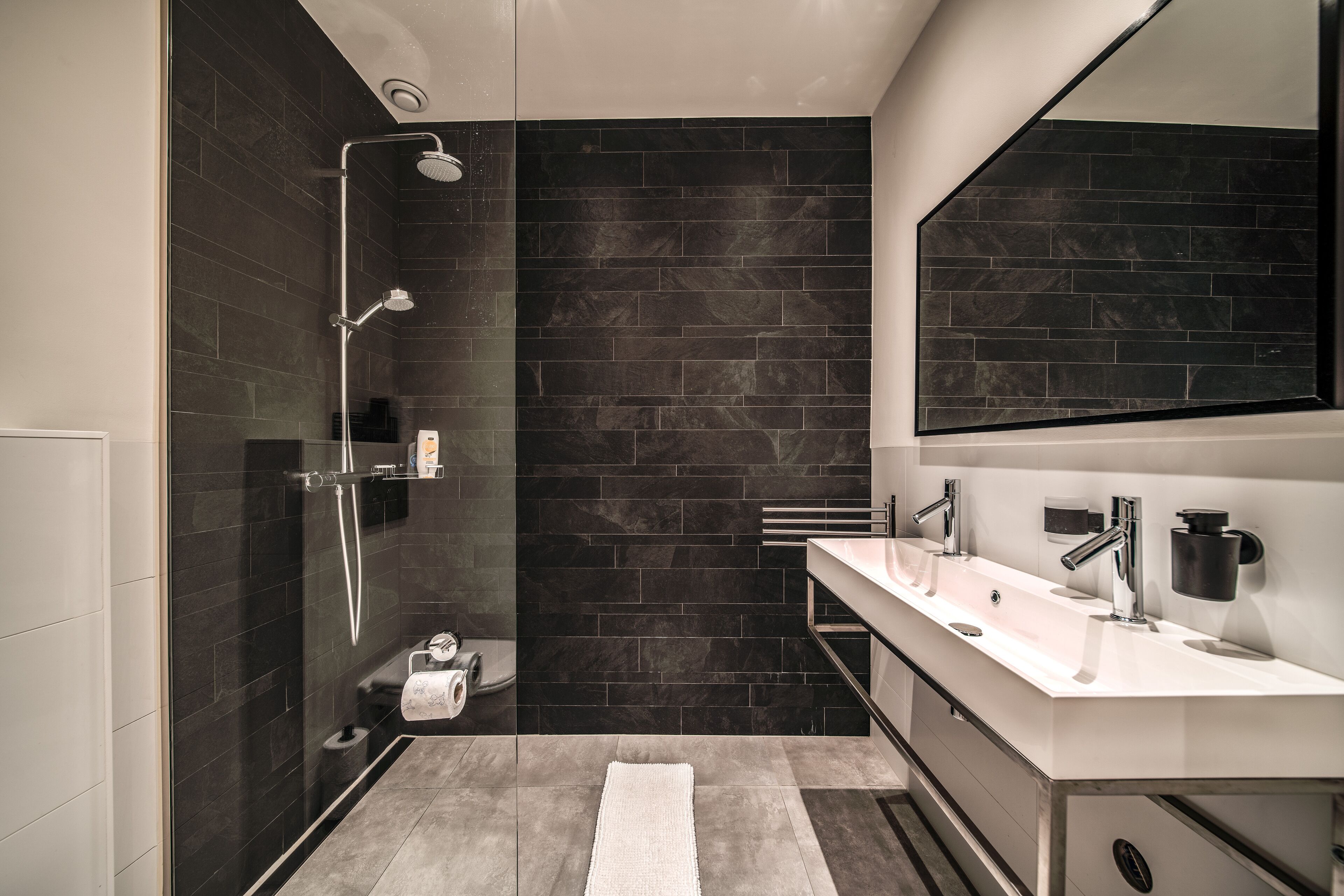Apartment B | Badkamer | Een douche, een regendouche, gratis toiletartikelen, een haardroger