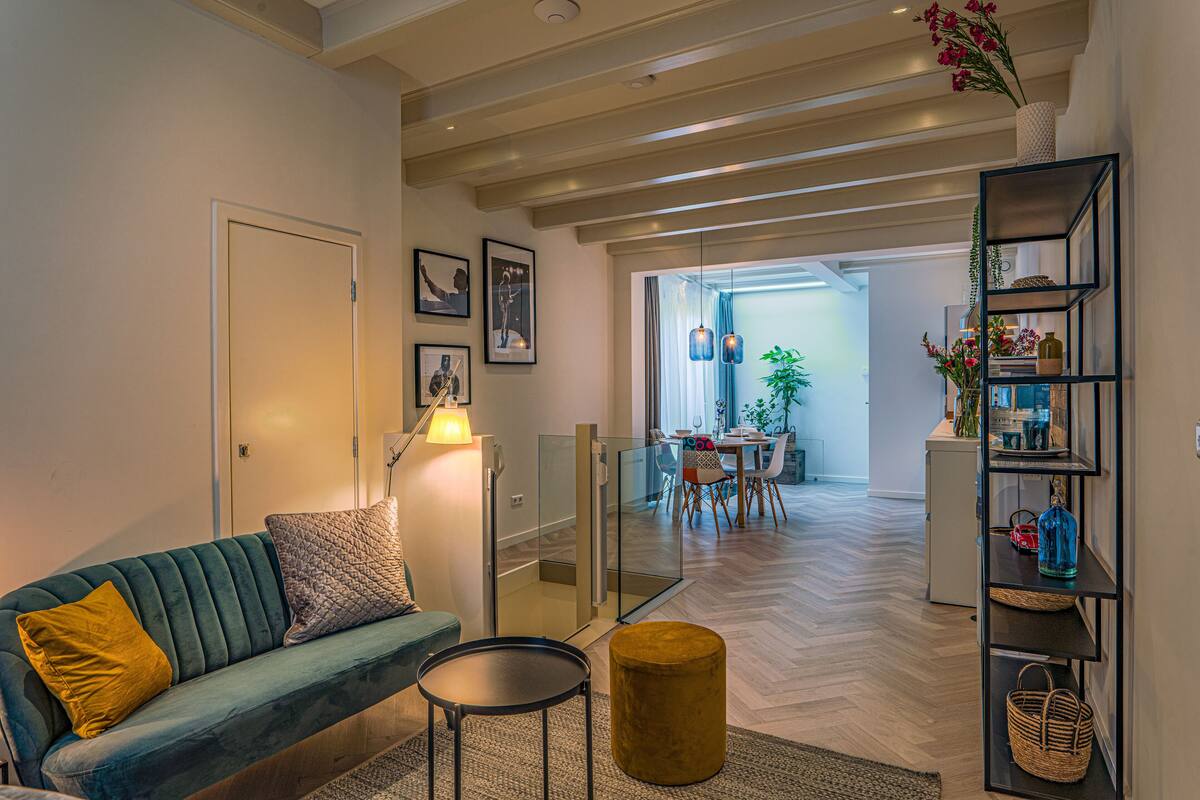 Een moderne woonkamer met een bank, een salontafel en een boekenkast.