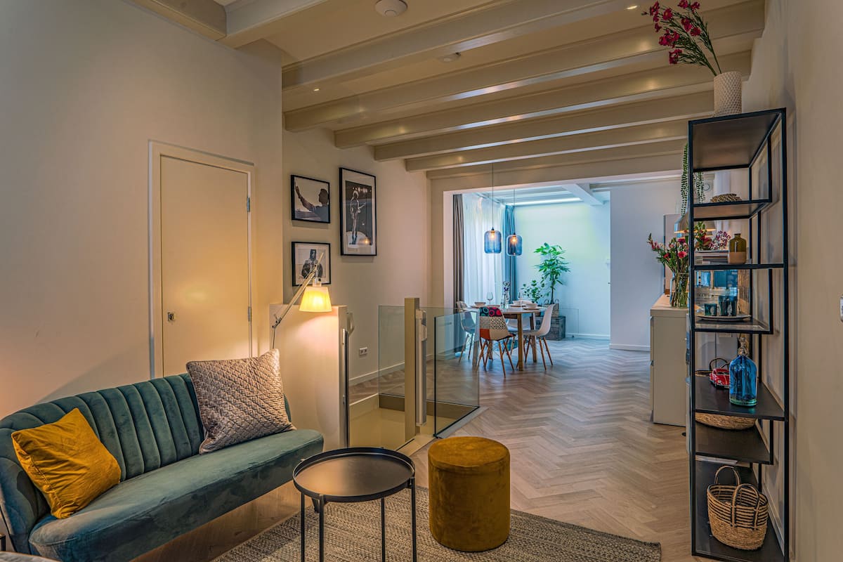 Apartment A | Woonruimte | Een 50-inch smart-tv met digitale zenders, een televisie en Netflix