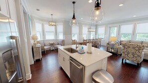 House, 4 Bedrooms | Private kitchen