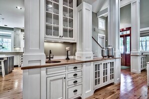 Casa, 3 habitaciones | Cocina privada | Refrigerador, microondas, parrilla de estufa y lavavajillas