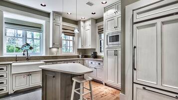 House, 3 Bedrooms | Private kitchen | Fridge, microwave, stovetop, dishwasher