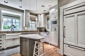 House, 3 Bedrooms | Private kitchen