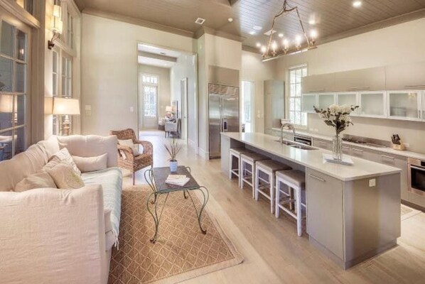 Ferienhaus, 5 Schlafzimmer | Wohnzimmer | 50-Zoll-Flachbildfernseher mit Kabelempfang, Fernseher, DVD-Player