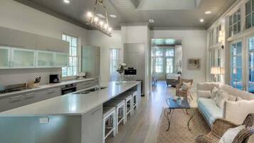 House, 5 Bedrooms | Private kitchen | Fridge, microwave, oven, stovetop