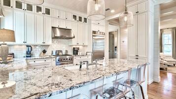 House, 4 Bedrooms | Private kitchen