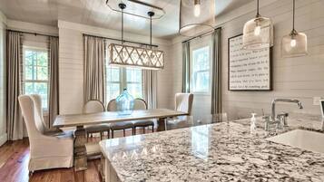 House, 4 Bedrooms | Private kitchen | Coffee/tea maker, fridge, microwave, oven