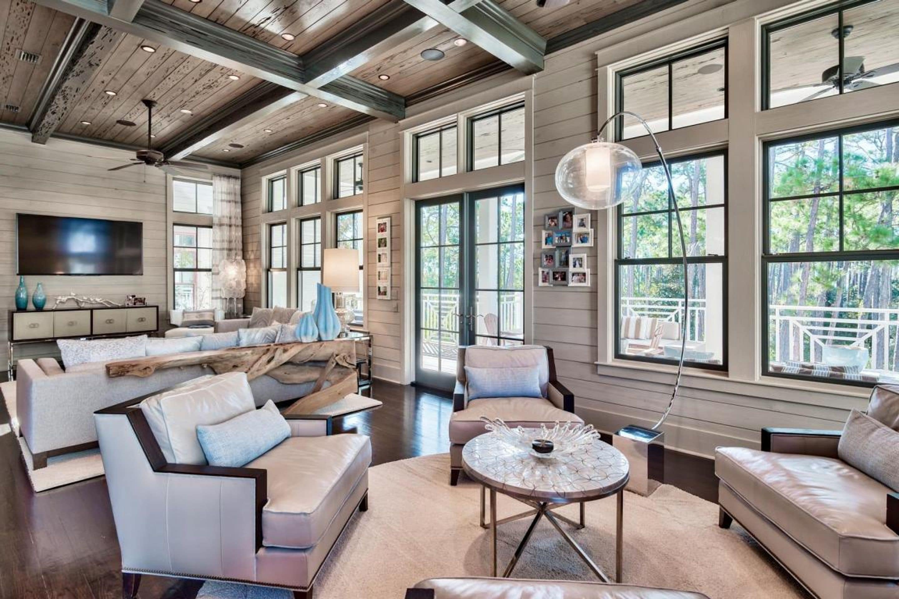 House, 5 Bedrooms | Living room | Flat-screen TV