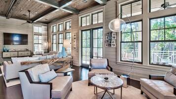 House, 5 Bedrooms | Living room | Flat-screen TV