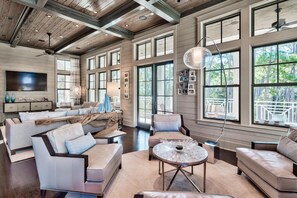 Huis, 5 slaapkamers | Woonkamer | Een flatscreentelevisie