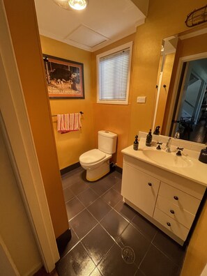 Combinazione doccia/vasca, asciugacapelli, asciugamani, sapone