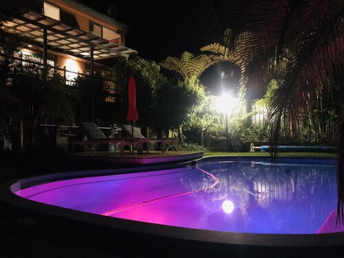 Yksityinen ja tilava perheen vetäytyminen, ilmastointi ja uima-allas.