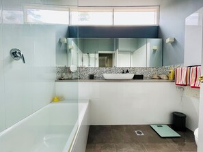 Combined shower/bathtub, hair dryer, towels, soap - Private & spacious family retreat with aircon & pool. (Nelson Bay)