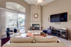 Smart TV, fireplace, stereo - Upscale home with private heated pool and amazing patio (Mesa)