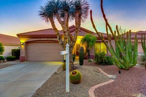 Exterior - Upscale home with private heated pool and amazing patio (Mesa)