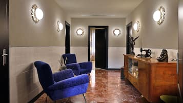 Coin salon dans le hall