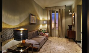 디럭스 더블룸 또는 트윈룸 | 거실 공간 | 디지털 채널 시청이 가능한 38인치 스마�트 TV, TV, 책