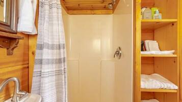 Håndklær, såpe, sjampo og toalettpapir