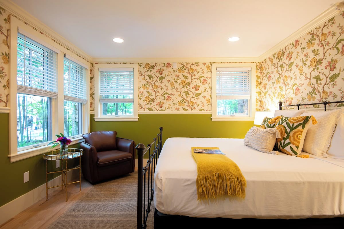Premium Room, Harbor View | Premium bedding, down comforters, pillowtop beds, blackout drapes