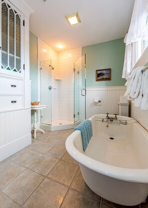 Sage, Bass Cottage | Badezimmer | Badewanne, Designer-Toilettenartikel, Haartrockner, Handtücher