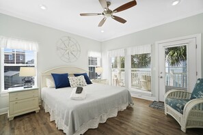 4 soverom, skrivebord, strykejern/-brett og reiseseng for barn