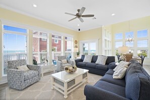 Smart-TV, peis, DVD-spiller og bøker