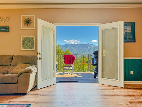 Smart TV, fireplace, DVD player, table football