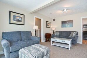 Flat-screen TV, fireplace, Netflix, streaming services