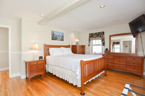 3 bedrooms, desk, iron/ironing board, WiFi - Afternoon Delight: Toast the beauty of the river from the waterfront deck (Beverly)