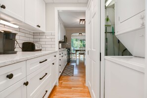 Réfrigérateur, micro-ondes, plaque de cuisson, lave-vaisselle