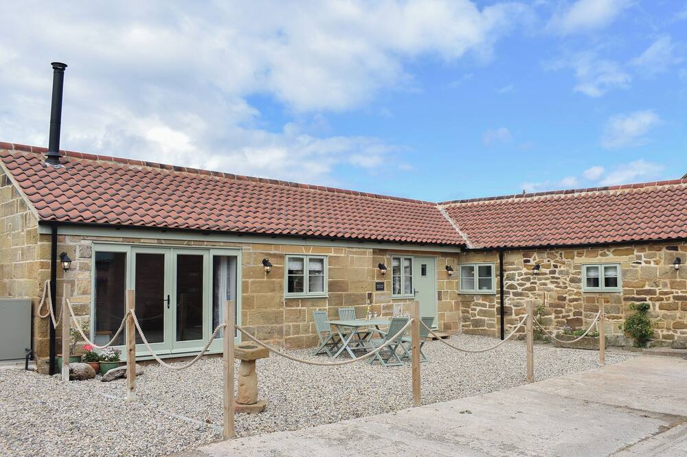 2 bedroom accommodation in Upleatham, near Saltburn-by-the-Sea