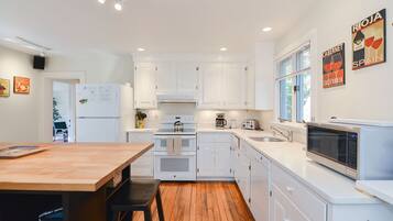 Fridge, microwave, stovetop, dishwasher