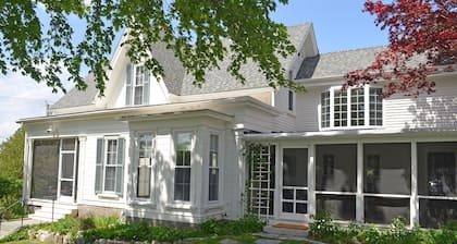 Pleasant House in Rockport: Rock 'n' Roll Vibes